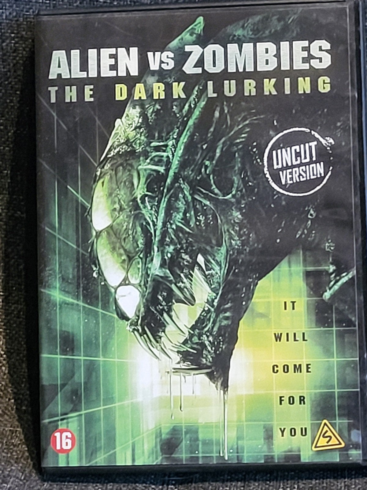 dvd "Alien vs Zombies" The dark lurking, CD & DVD, DVD | Science-Fiction & Fantasy, Enlèvement ou Envoi, Anglais, Science-Fiction
