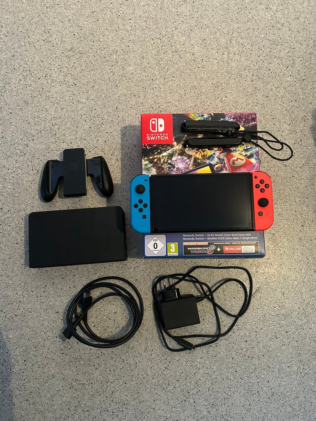 Nintendo Switch OLED rouge/bleu + Mario Kart 8, Consoles de jeu & Jeux vidéo, Switch OLED, Avec 1 manette, Comme neuf, Enlèvement