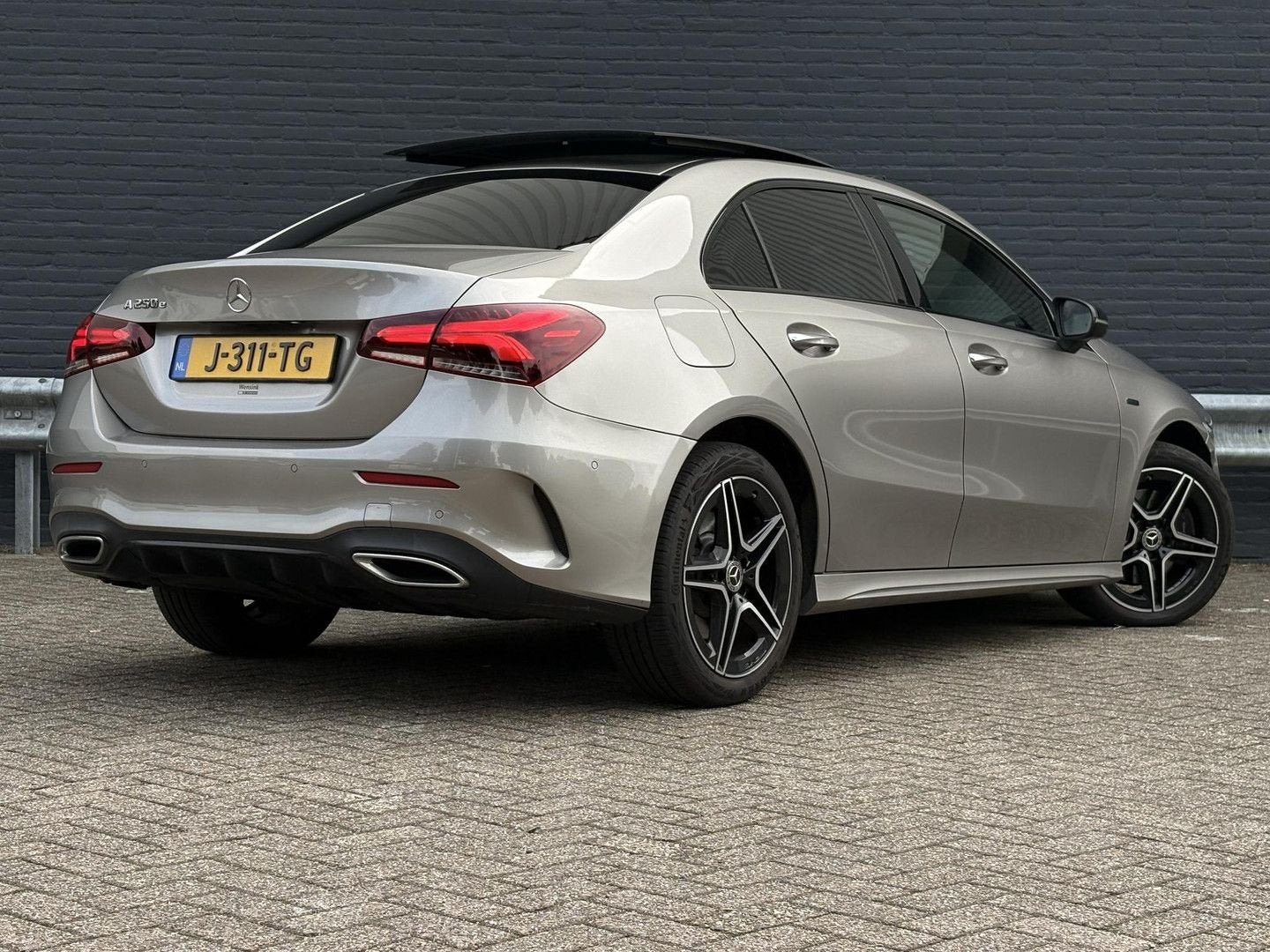 Mercedes-Benz A 250 e Business Solution AMG Limited | Pano |, Autos, Achat, Entreprise, 16 kWh, Noir