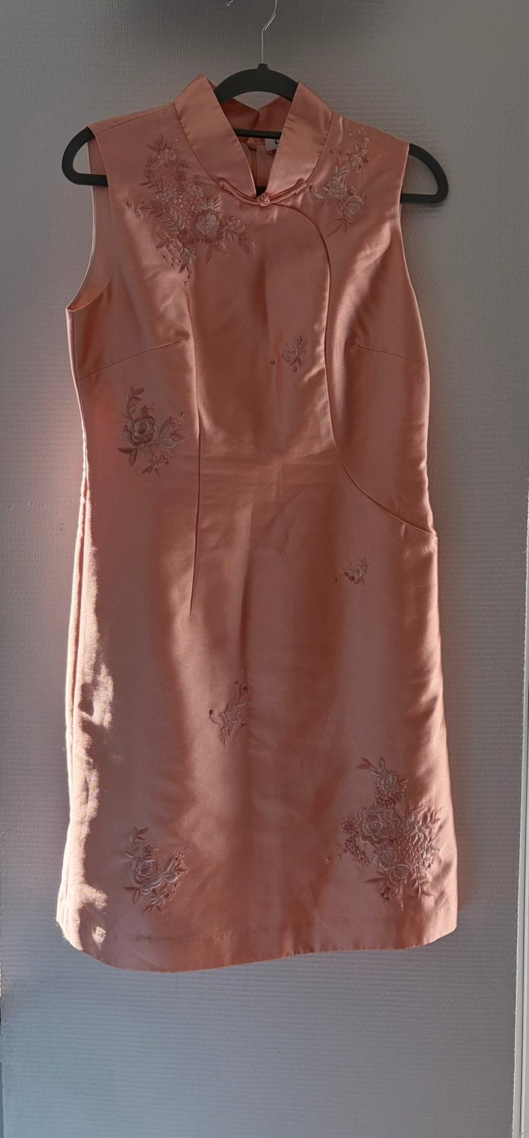 Geborduurde perzikroze Qipao — 100% zijde, Kleding | Dames, Ophalen of Verzenden, Nieuw, Maat 38/40 (M), Roze