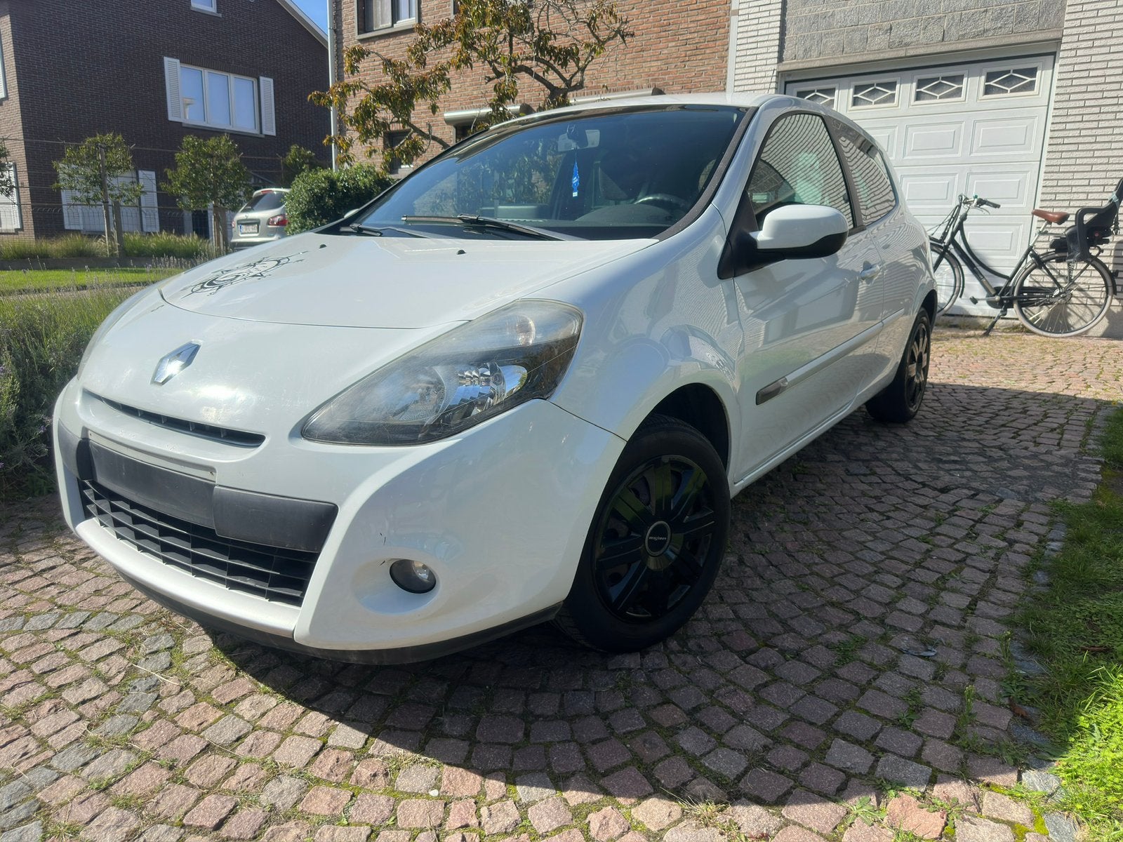 Renault Clio 1.2 Benzine van 2012 met Navigatie en Airco, Euro 5, Zwart, Handgeschakeld, Particulier