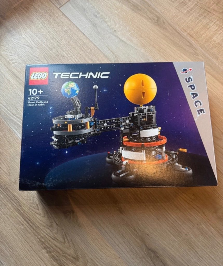 Set Lego 42179 - Planet Earth and moon in orbit, Kinderen en Baby's, Speelgoed | Duplo en Lego, Ophalen, Lego, Nieuw, Space