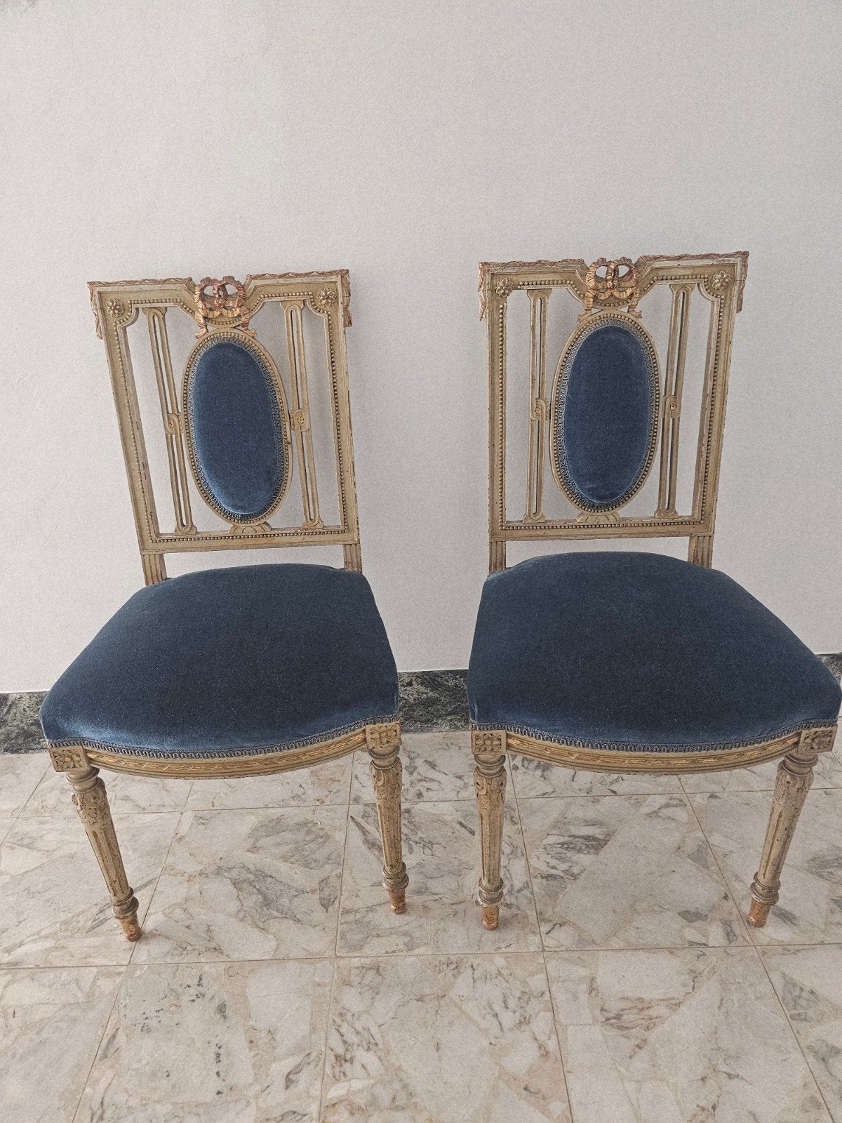Paar medaillonstoelen in Louis XVI-stijl - Blauw fluweel, Antiek en Kunst, Antiek | Meubels | Stoelen en Sofa's, Ophalen