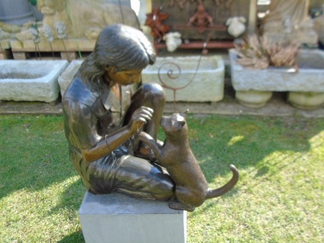 statue d une fille avec son chat en bronze . ., Enlèvement, Neuf