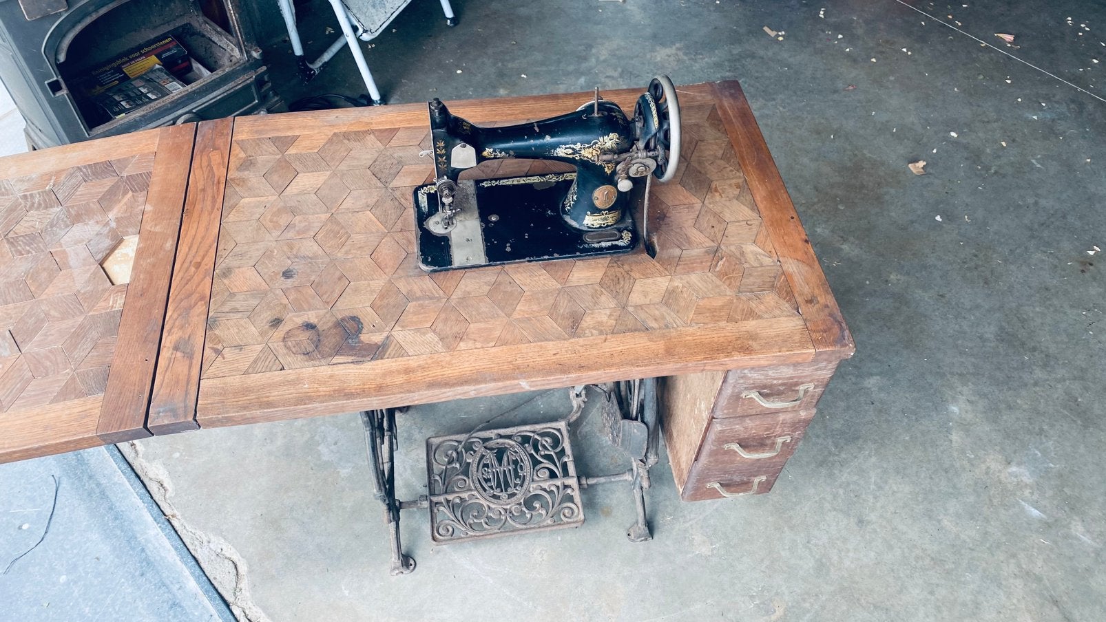 Antieke Singer naaimachine met onderstel., Enlèvement
