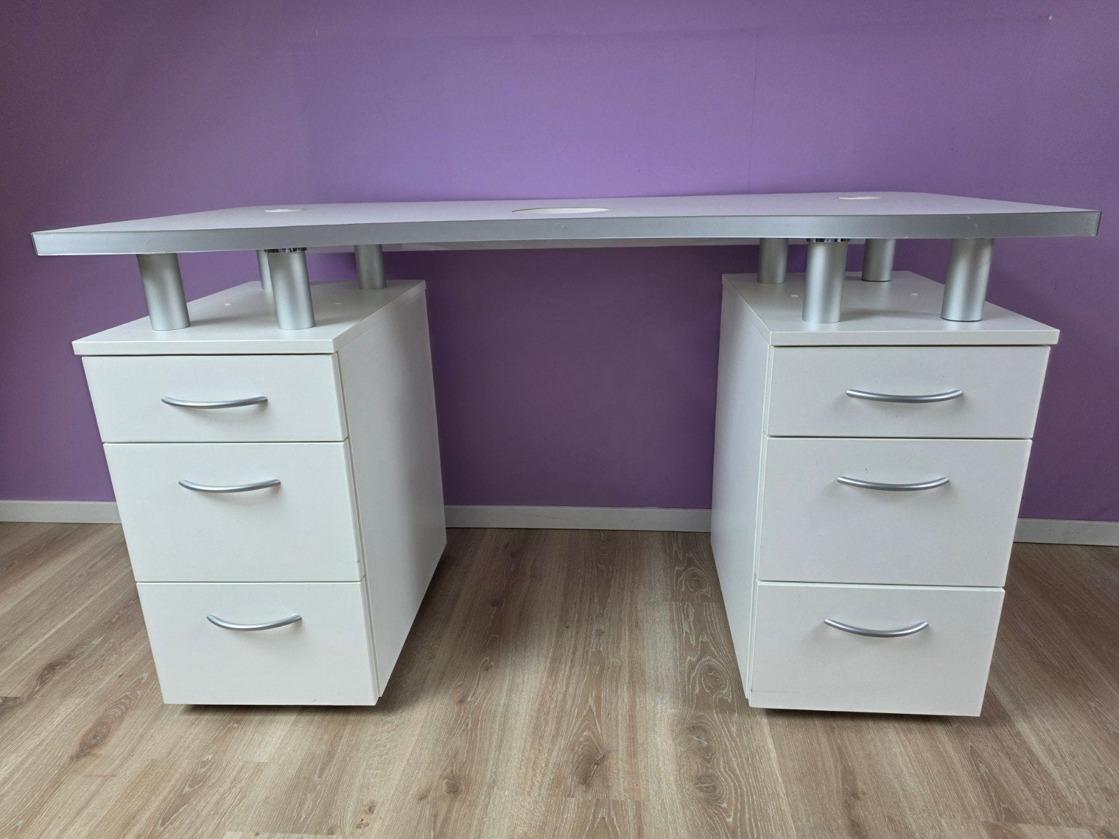 Manicure tafel, Ophalen