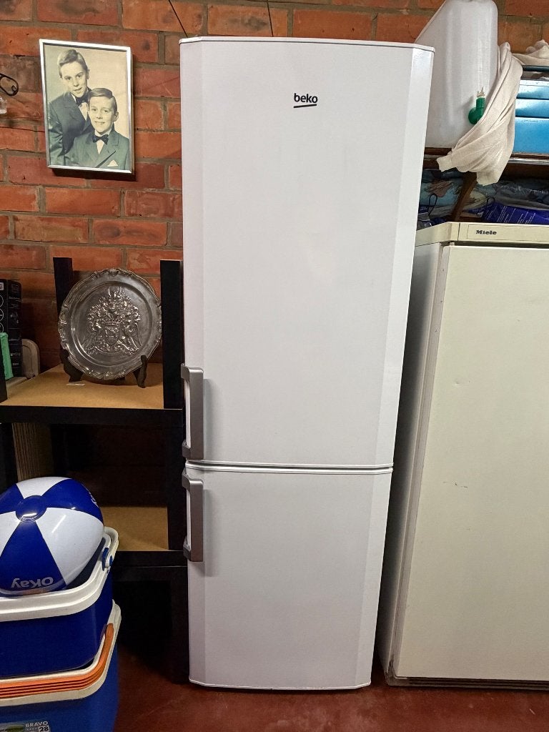 Beko koel-vriescombinatie 292L inhoud, Elektronische apparatuur, Ophalen, 200 liter of meer, Met aparte vriezer, 160 cm of meer