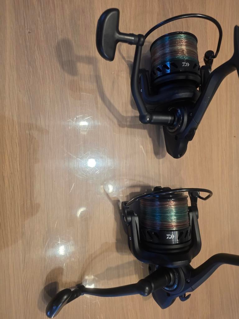 2 x karpermolen Daiwa Black Widow 5000LDA, Watersport en Boten, Ophalen, Molen