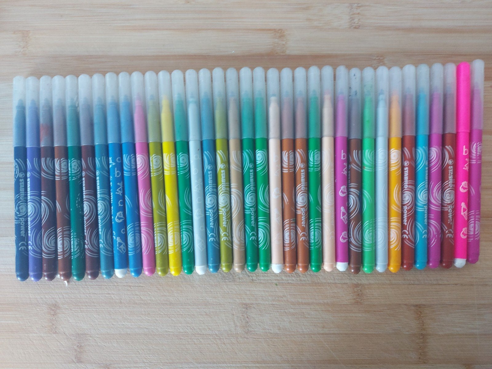 35 marqueurs STABILO — de nombreuses couleurs, Hobby & Loisirs créatifs, Enlèvement ou Envoi, Utilisé, Crayon ou Feutre