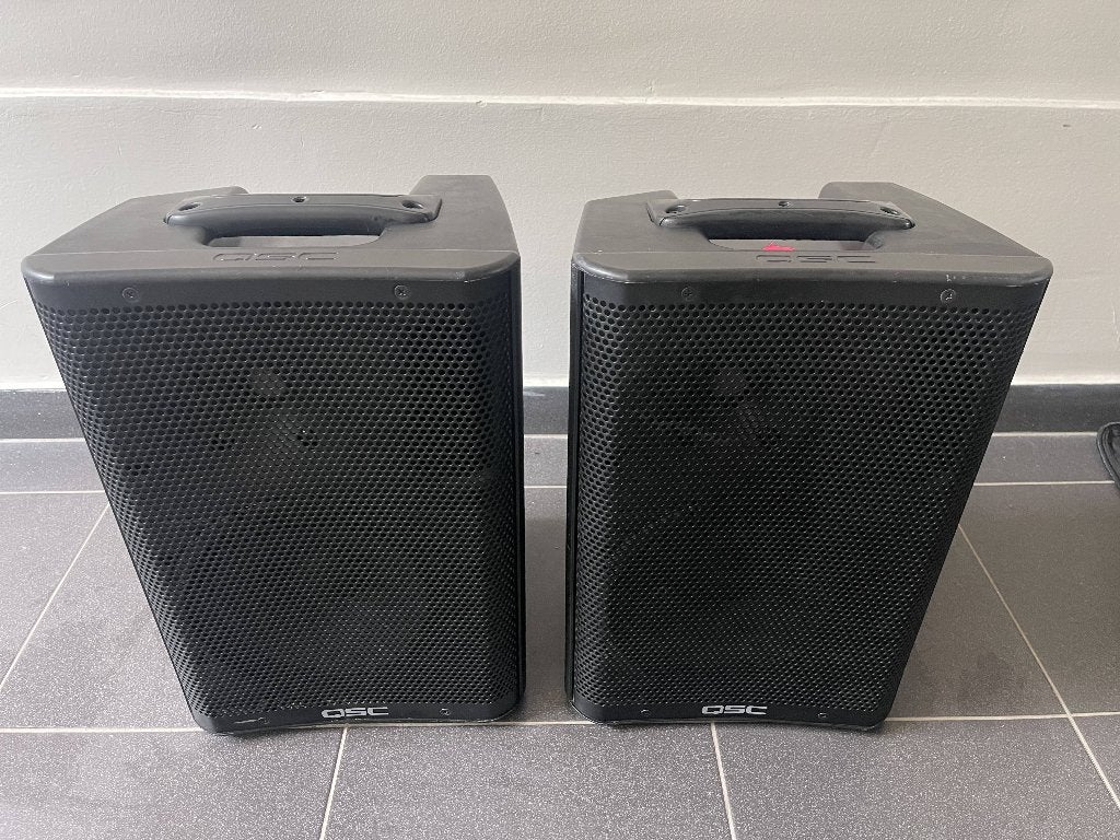 2x QSC CP8 + HOUSSES TRANSPORT ET PLUIE, Enlèvement, Utilisé, 500 à 1000 watts, Sono
