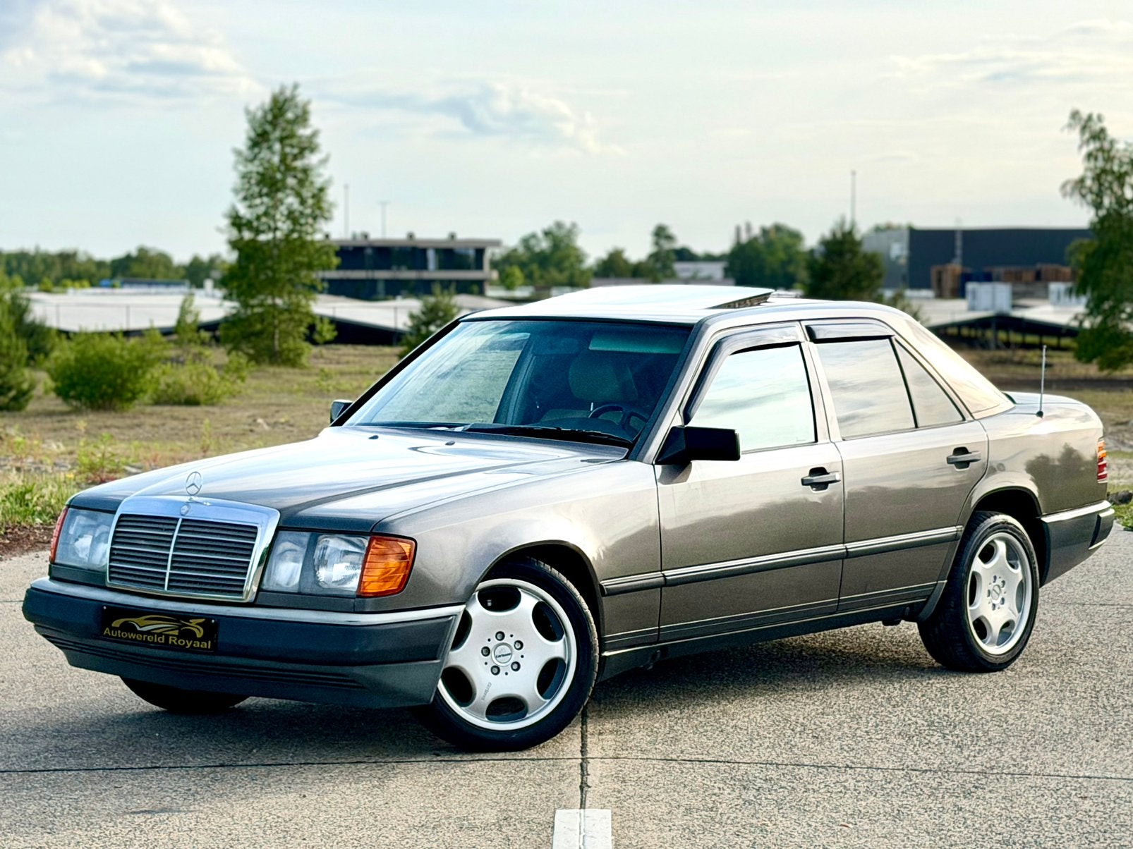 Mercedes-Benz 300E 3.0*Airco*1986*Leer*, Auto's, Lichtmetalen velgen, Beige, Mercedes-Benz, Handgeschakeld