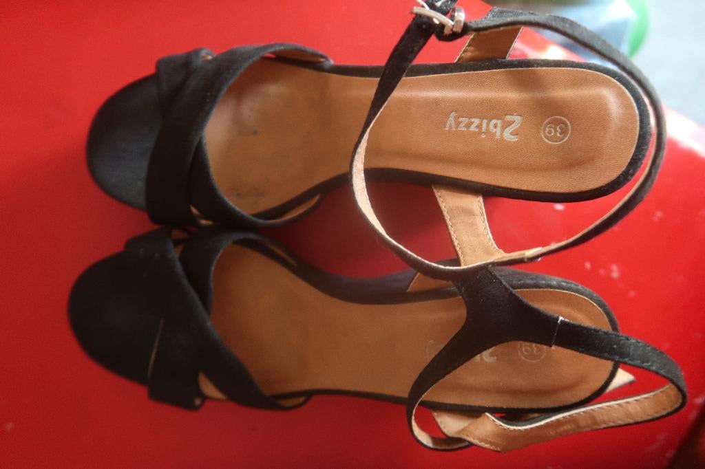 sandalen  met sleehakken maat 39, 2 Bizzy, Zwart, Sandalen of Muiltjes, Ophalen of Verzenden