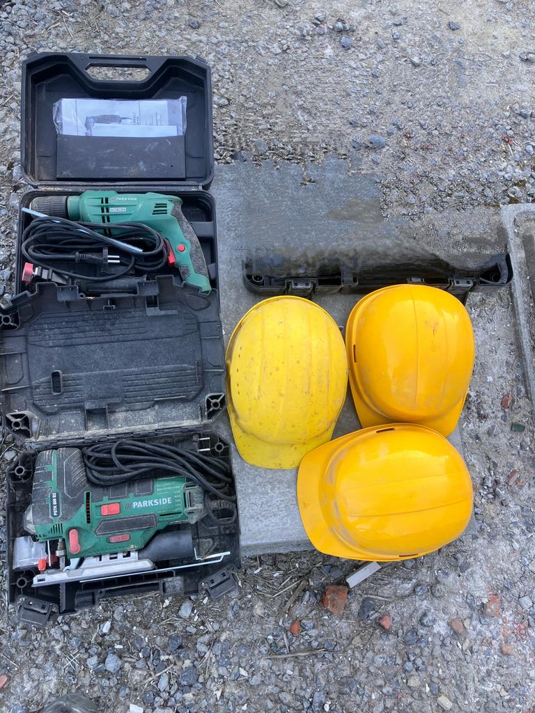 Werkmateriaal: boormachine, decoupeerzaag en 3 helmen, Doe-het-zelf en Bouw, Ophalen, Gebruikt
