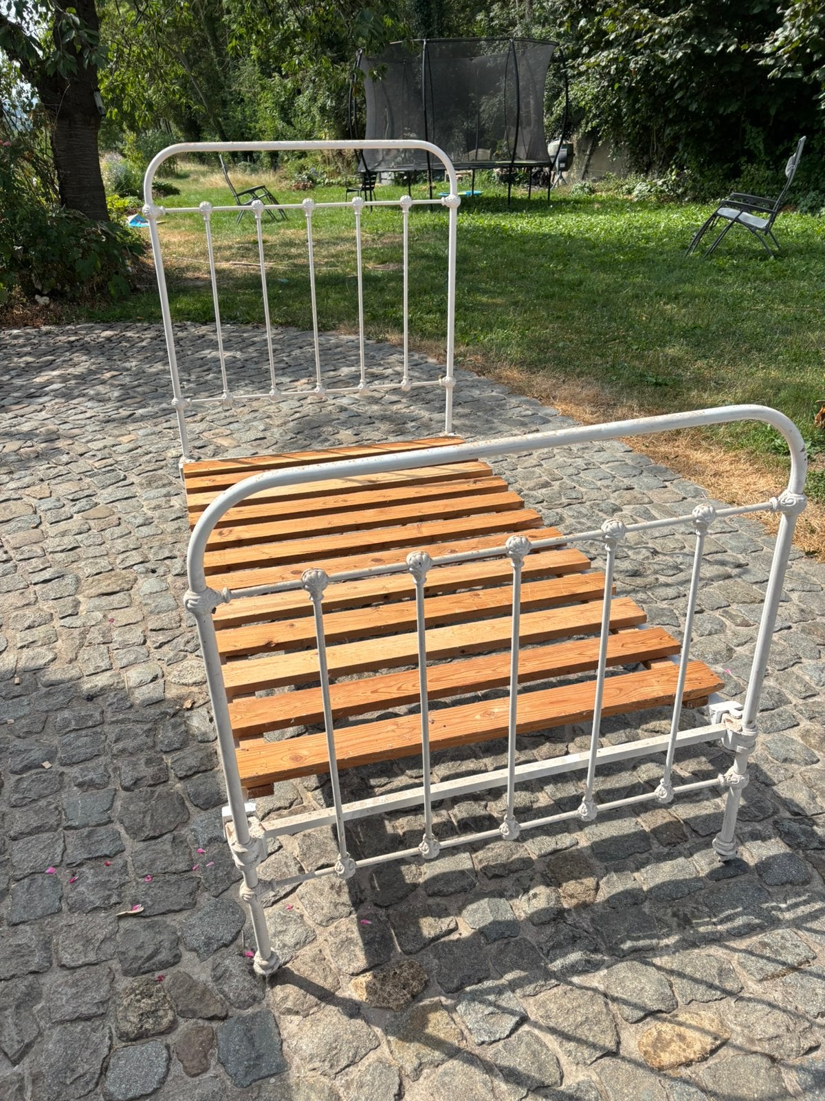 2 Gietijzeren bedden, Ophalen