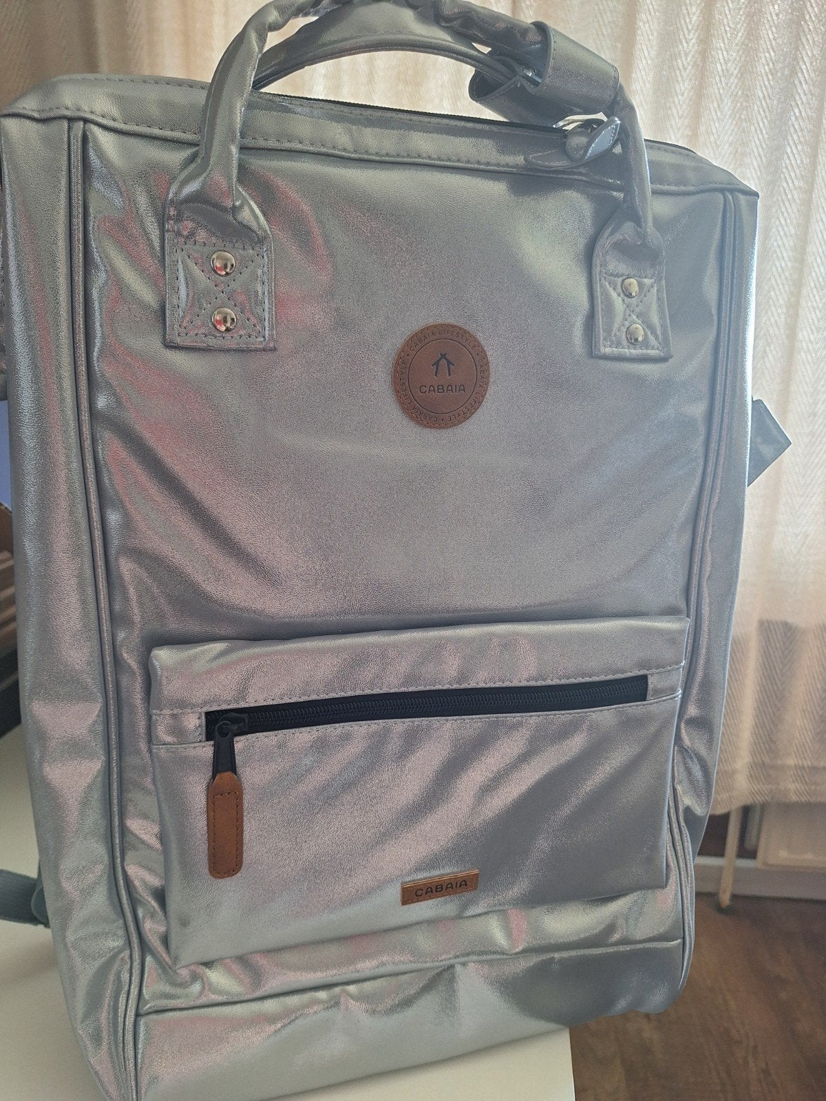 Sac à dos Cabaia gris argenté 41x29cm neuf., Bijoux, Sacs & Beauté, Gris, Enlèvement ou Envoi, Sac à dos, Neuf