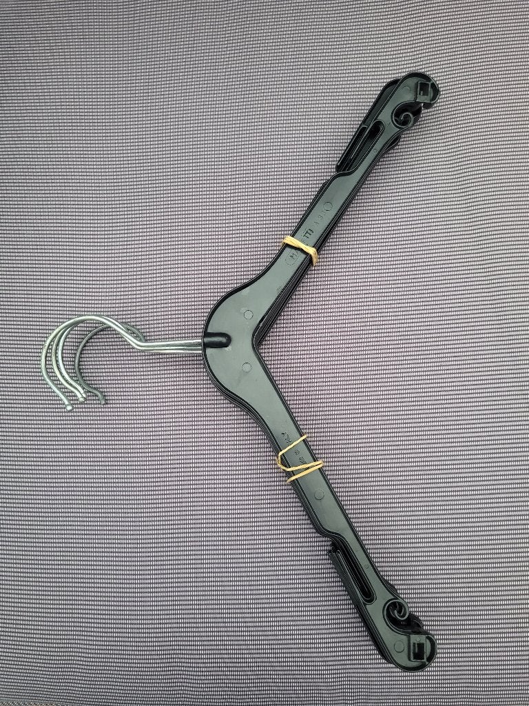 4 kleerhangers zwart A33 TOMADO, Kleding | Dames, Kledinghangers, Ophalen, Gebruikt, Kunststof, Volwassenen