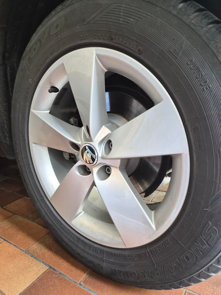​Complete Winterset 17" Skoda - Toyo Snowprox (215/65 R17), Auto-onderdelen, Banden en Velgen, Ophalen, Gebruikt, Overige, 17 inch