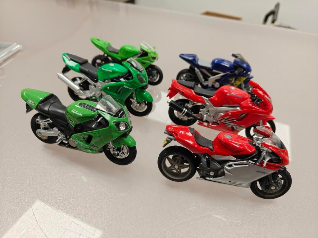 Lot de 16 petites motos de collection., Enlèvement