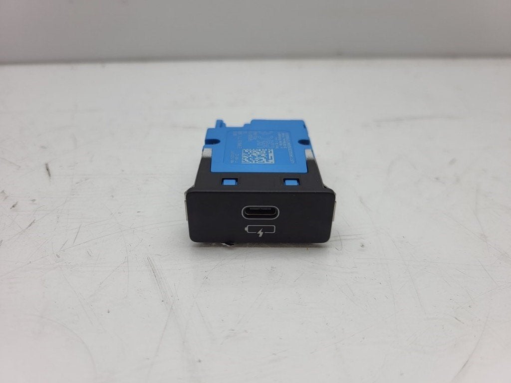 AUX/USB POORT BMW 3 serie Touring (G21) (01-2019/07-2020), Gebruikt, BMW, Petuelring 130
80809  München, DE, Bayerische Motoren Werke AG
