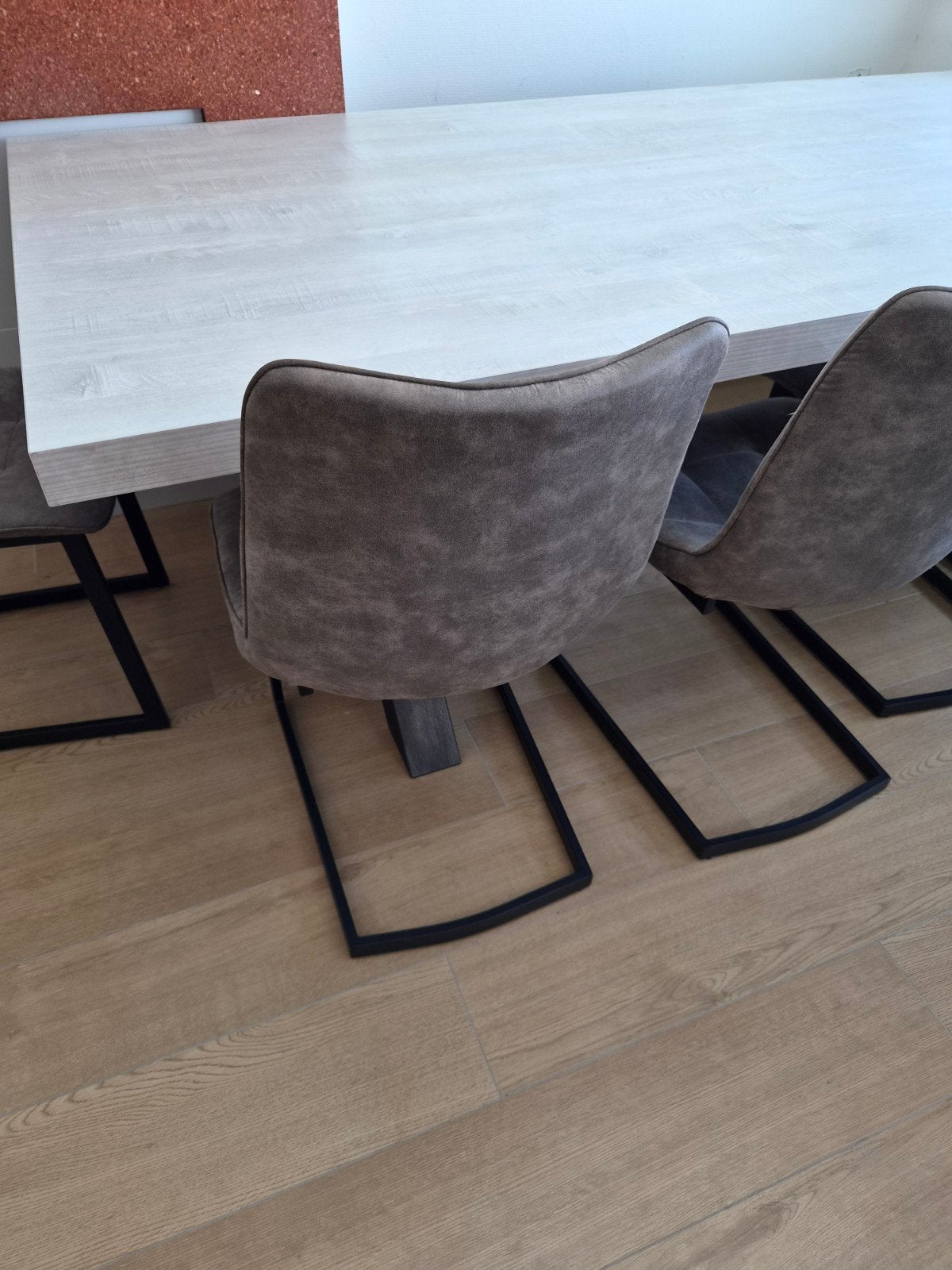 Eettafel met stoelen, Ophalen