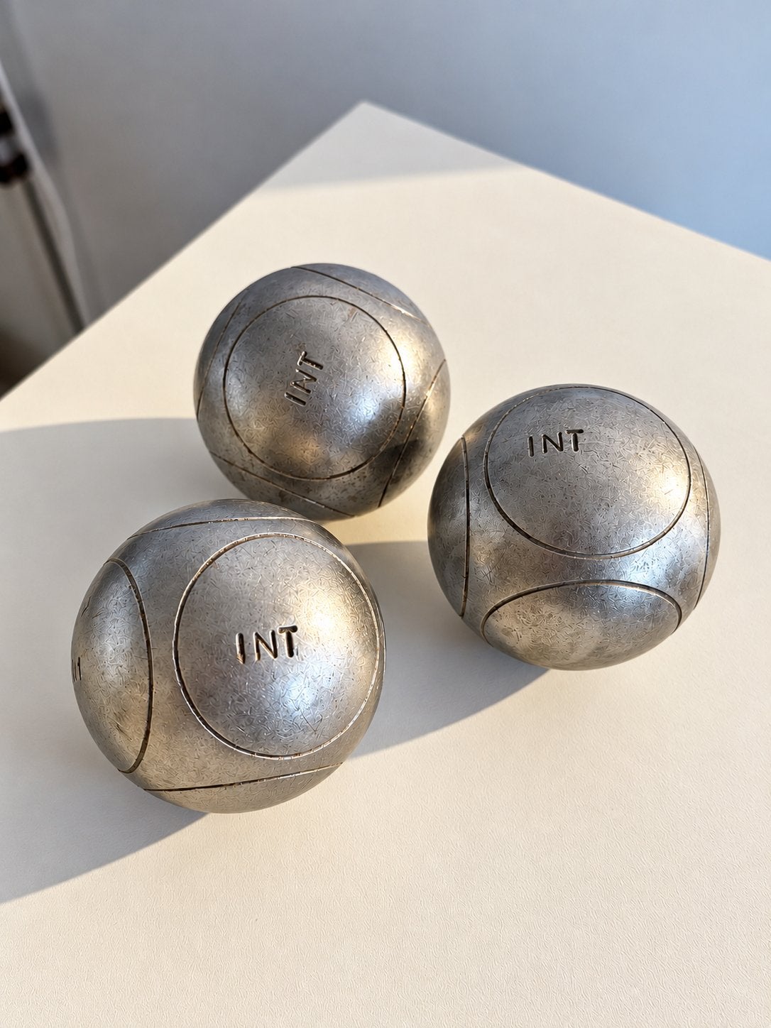La boule integrale 710 acier / triplette petanque, Bal, Ophalen of Verzenden, Zo goed als nieuw, 3 boules « la boule intégrale » Avec sacoche et cochonnet