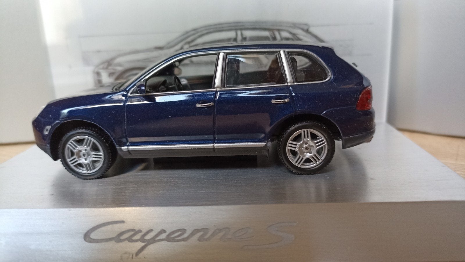 Porsche Cayenne miniatuur op metalen presentatievoet, Hobby en Vrije tijd, Modelauto's | 1:18, Ophalen
