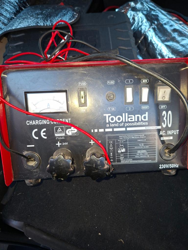 Te koop zeer batterij oplader 12/24 volt werkt perfect en ra, Ophalen