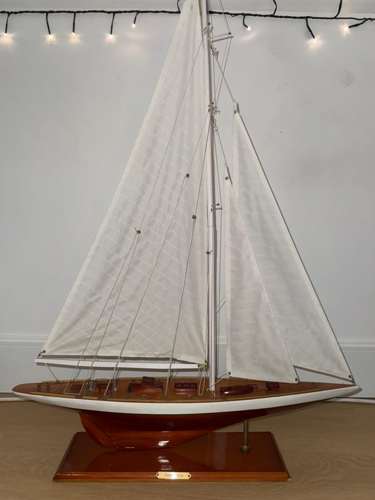 Houten modelzeiljacht Endeavour J-Class — 65 cm, Enlèvement, Sculpture sur bois