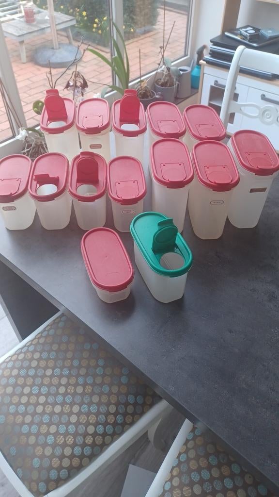 Voorraad dozen tupperware, Ophalen
