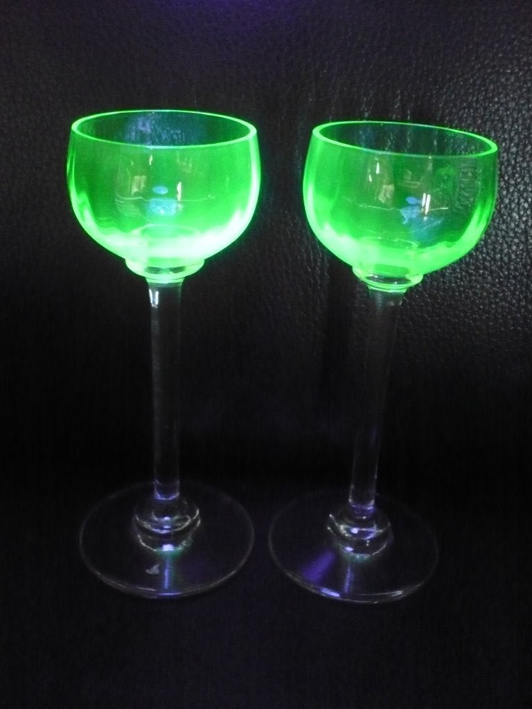 2 art deco borrelglaasjes kristal uraniumglas ouraline glas, Antiek en Kunst, Ophalen of Verzenden
