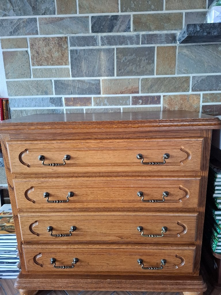 Eiken houten commode met vier lades met metalen handgrepen, Ophalen