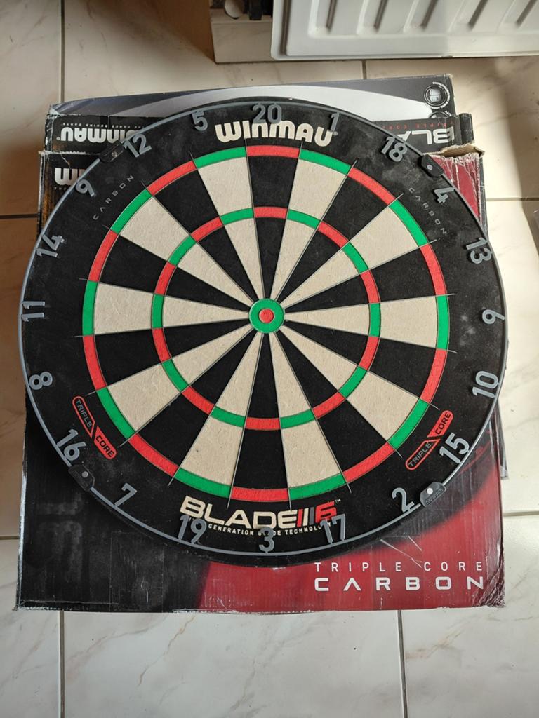 Jeu de fléchettes Winmau Blade 6 Triple Core en carbone NOUV, Enlèvement ou Envoi, Neuf, Cible de fléchettes
