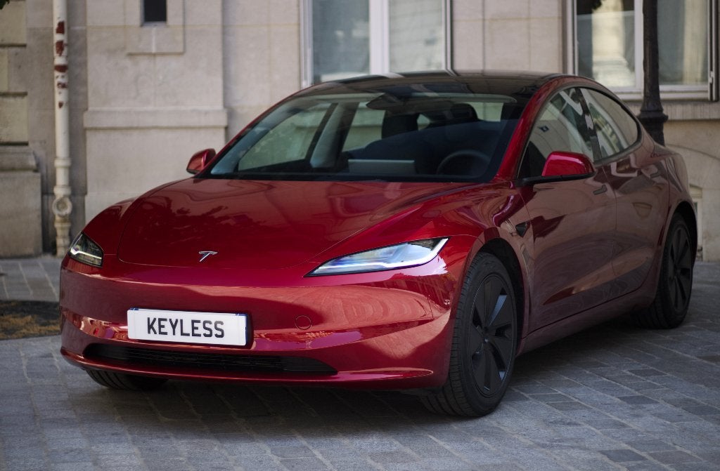 Tesla Model 3 - RWD STANDARD PREMIUM - ULTRA RED, Autos, Euro 6, Noir, Particulier, Entretenue par le concessionnaire