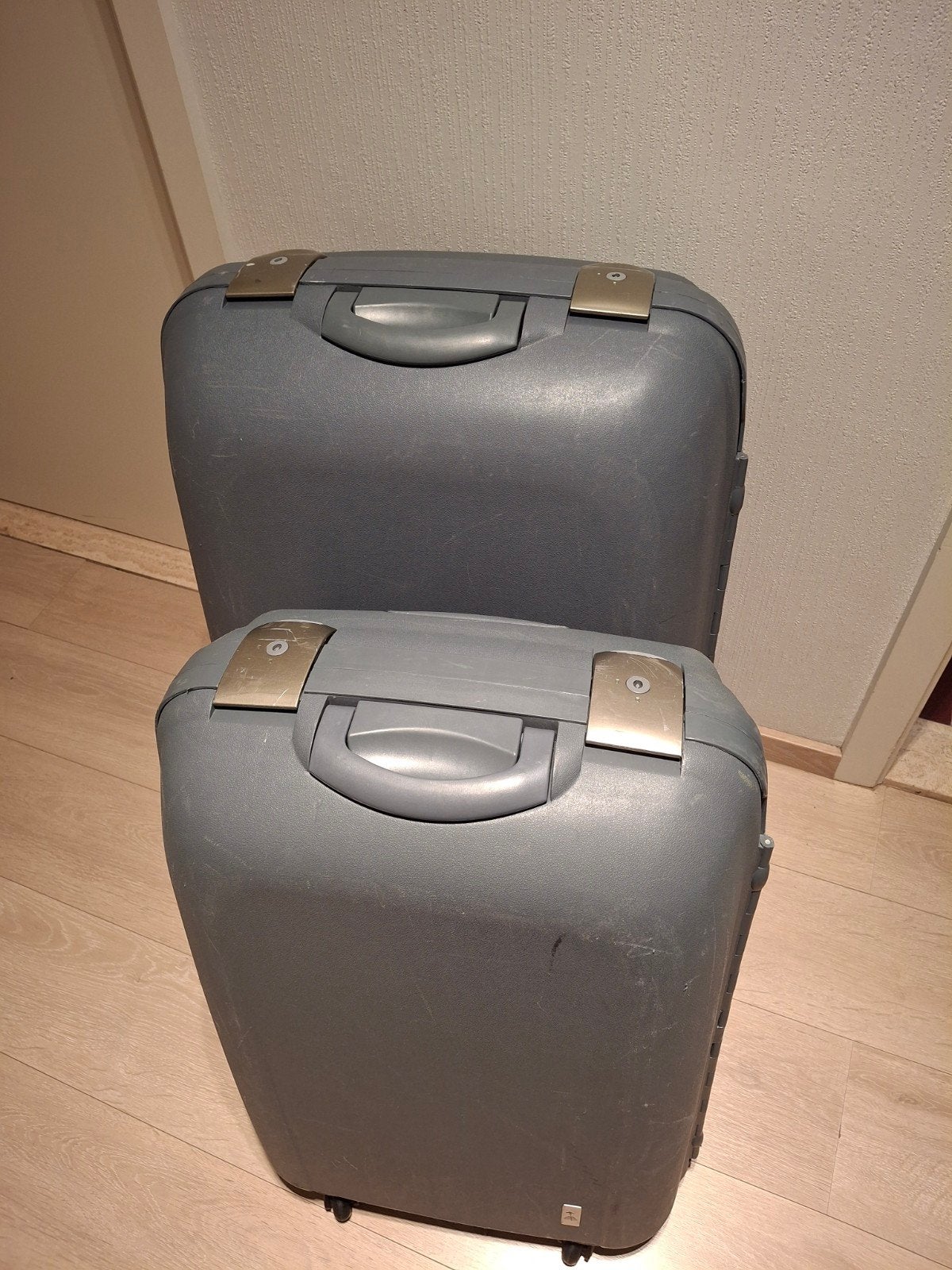 Reiskoffers - 2 stuks, Handtassen en Accessoires, Ophalen, Gebruikt, Hard kunststof, Slot