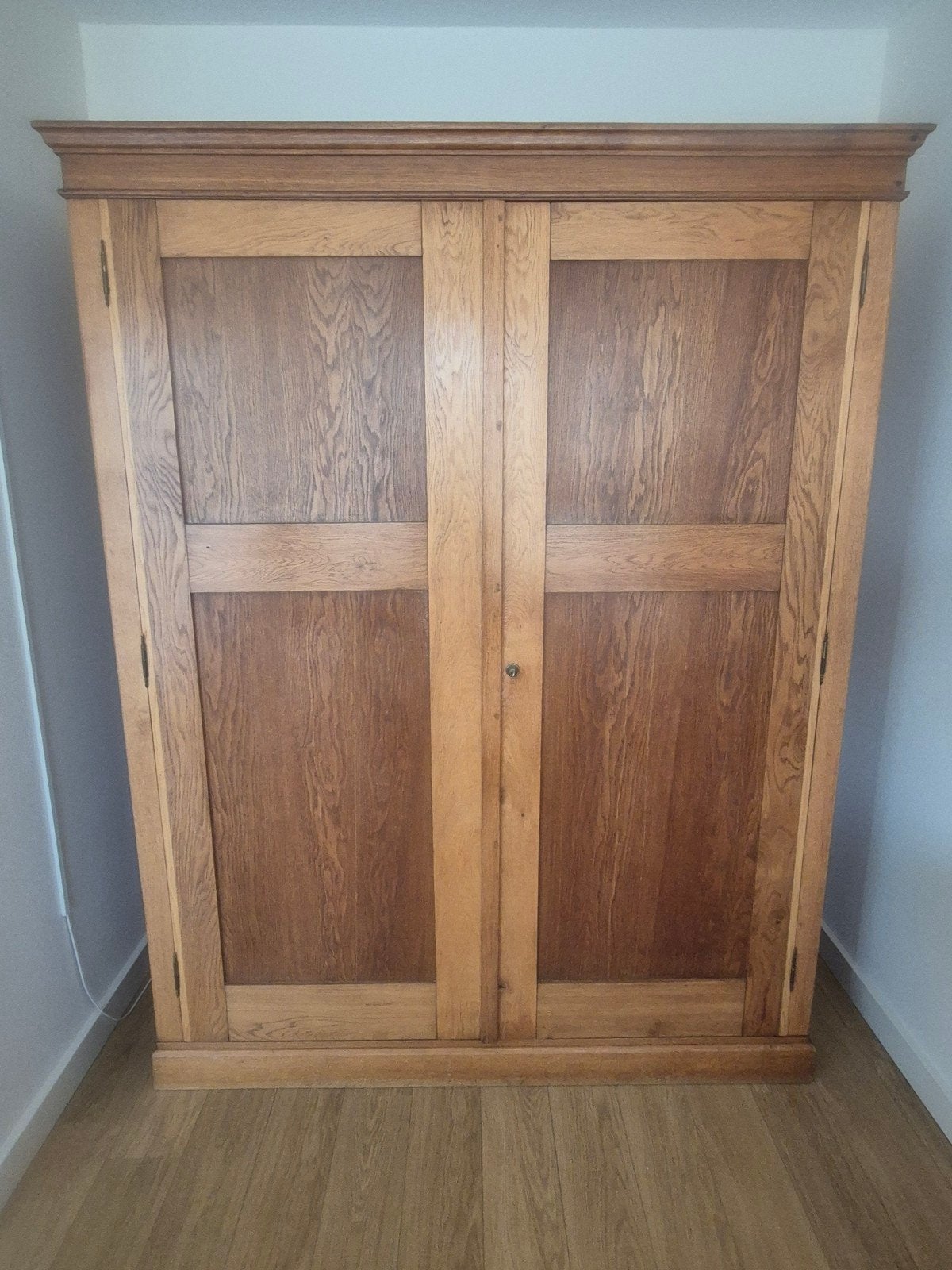 Grande armoire en chêne avec étagères, 150 à 200 cm, Comme neuf, Chêne, Avec tablette(s)