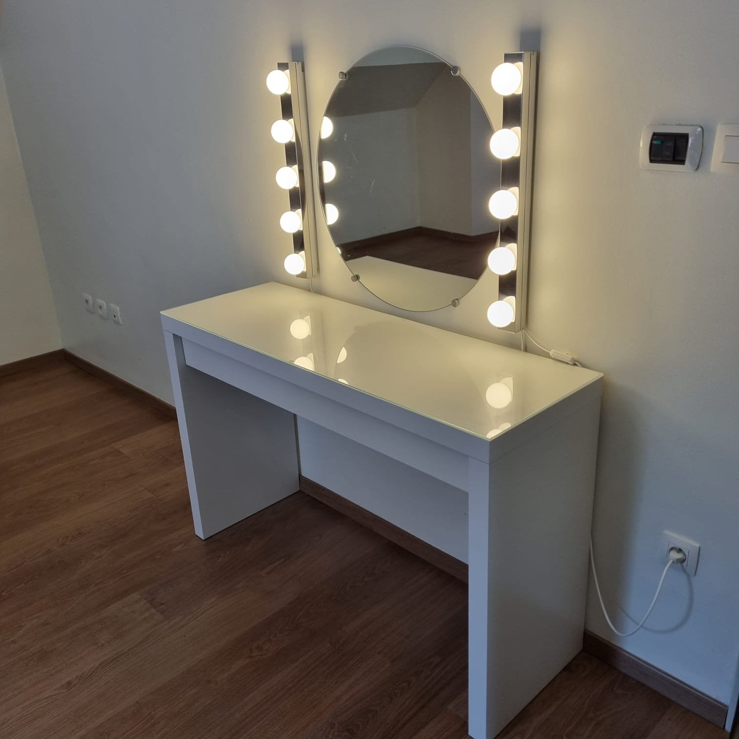 Ikea malm make-up tafel met wandverlichting Musik en spiegel, Ophalen, Zo goed als nieuw