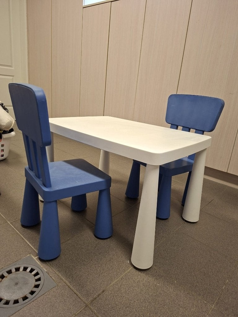 IKEA MAMMUT kinderset – Witte tafel + 2 blauwe stoeltjes, Enlèvement, Utilisé, Table(s) et Chaise(s)