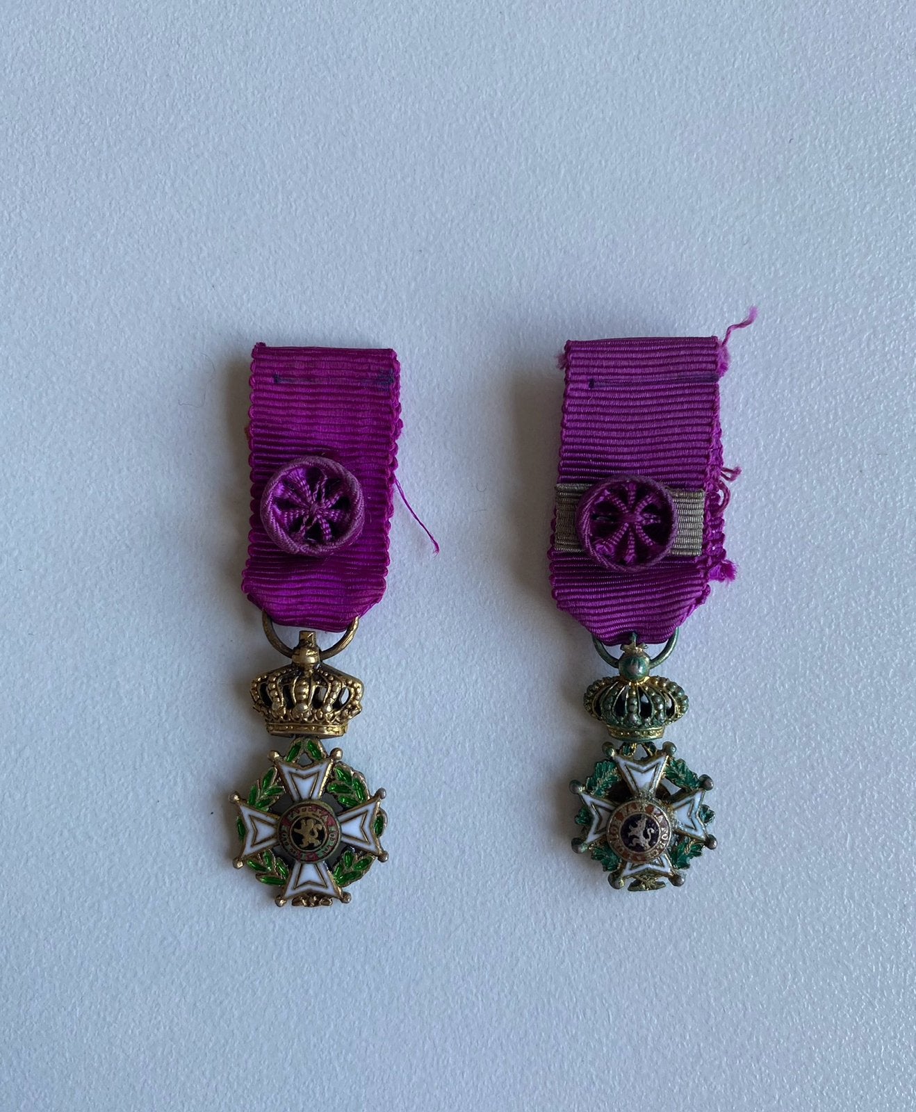 Miniatuurmedaillelot - België, Handtassen en Accessoires, Oorbellen, Ophalen of Verzenden, Zo goed als nieuw