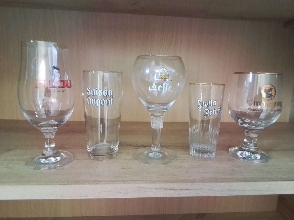 5 bierglazen: Saison Dupont, Filou, Leffe, Stella Artois..., Maison & Meubles, Cuisine | Vaisselle, Enlèvement ou Envoi, Utilisé