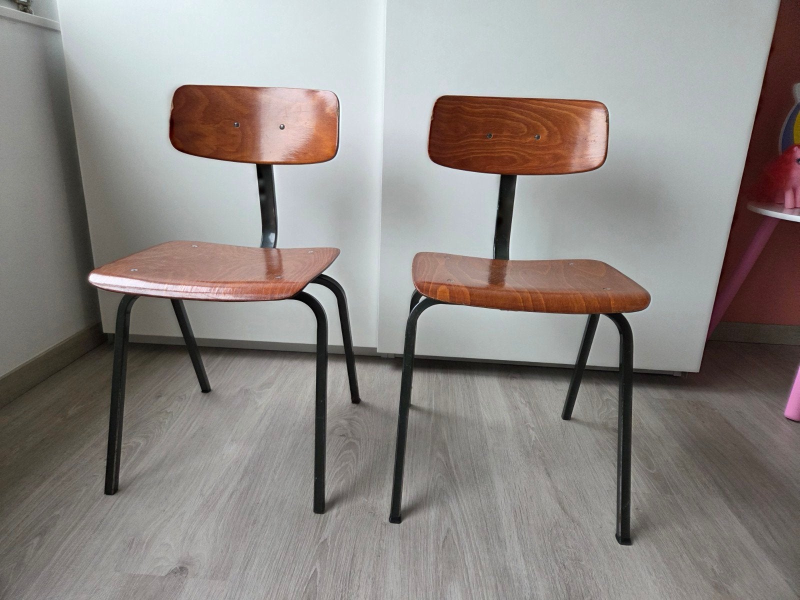 2 vintage schoolstoelen, kindermaat, €25 per stuk, Huis en Inrichting, Ophalen, Gebruikt, Twee, Bruin