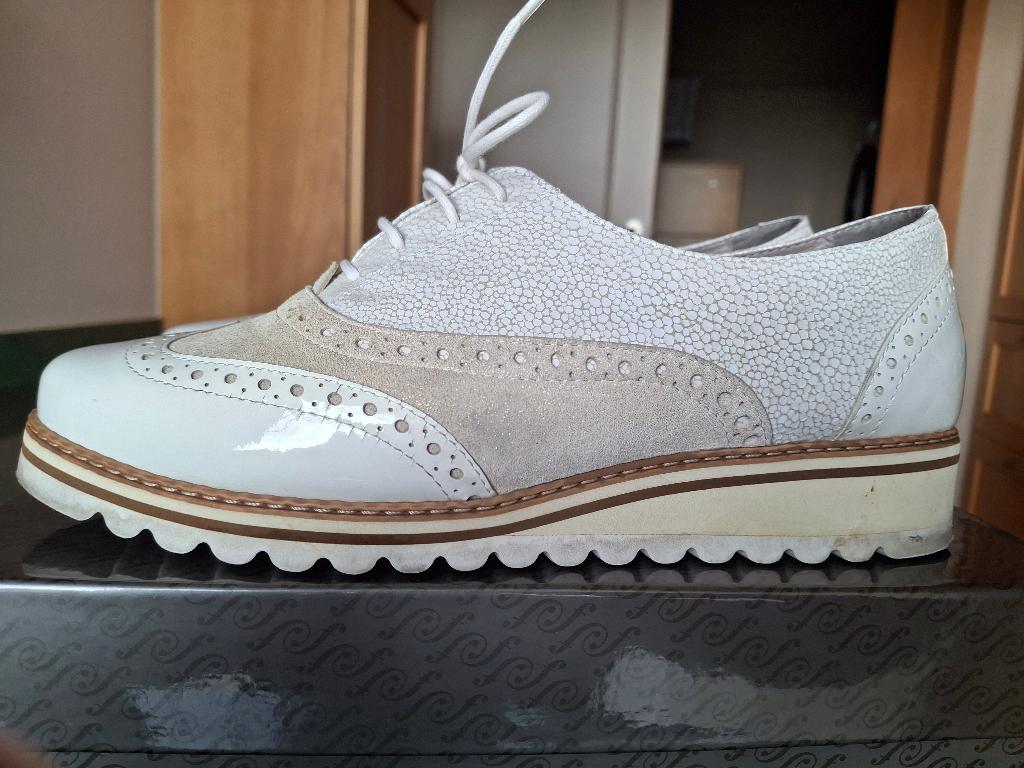 Schoenen lak metalic wit, Schoenen met lage hakken, Wit, Ophalen of Verzenden, Zo goed als nieuw