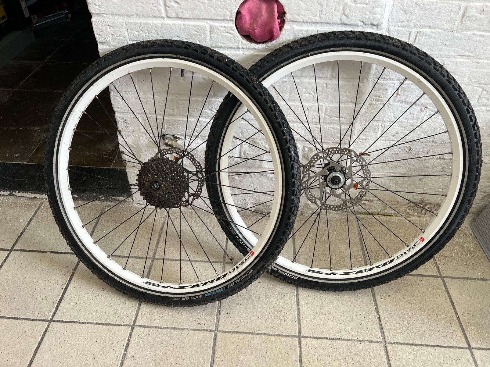 Pneus hiver clouté avec Jante, Vélos & Vélomoteurs, Enlèvement, Comme neuf, Roue, Aluminium