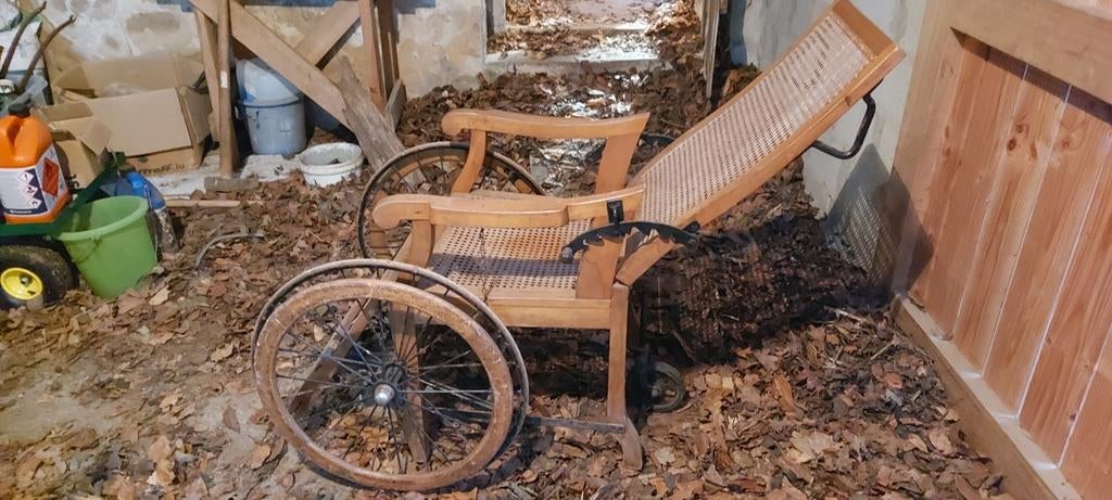 Rolstoel uit het einde van de 19e eeuw., Ophalen, Gebruikt, Hout, Ancien
