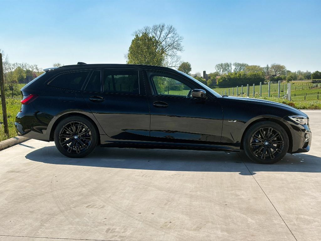 BMW 330e - 2022 - 85.652km - Pano - M-sport - 360, Auto's, BMW, Automaat, Achterwielaandrijving, 34 g/km, Zwart