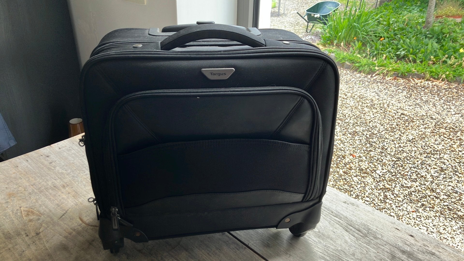Ordinateur portable/sac de voyage TARGUS sur 4W, Enlèvement ou Envoi, Roulettes, 35 à 55 cm, Comme neuf