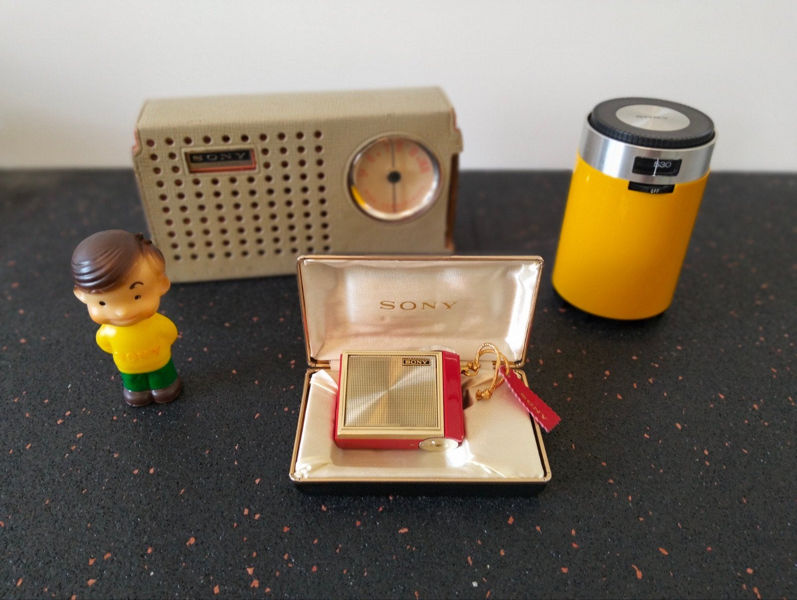 Radios à transistors Sony, Enlèvement