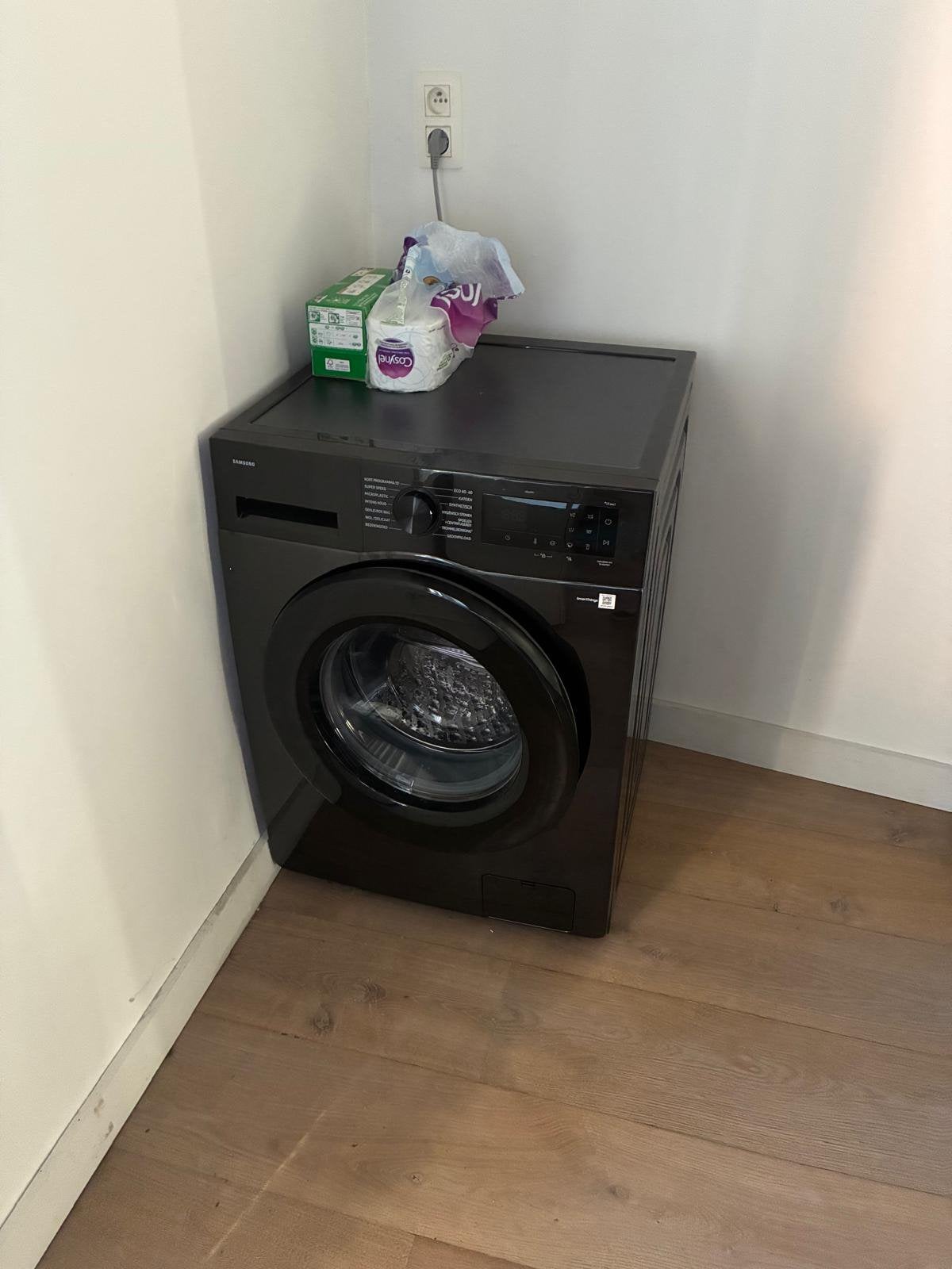 Gloednieuwe zwarte wasmachine, Ophalen, 1200 tot 1600 toeren, 10 kg of meer, Nieuw