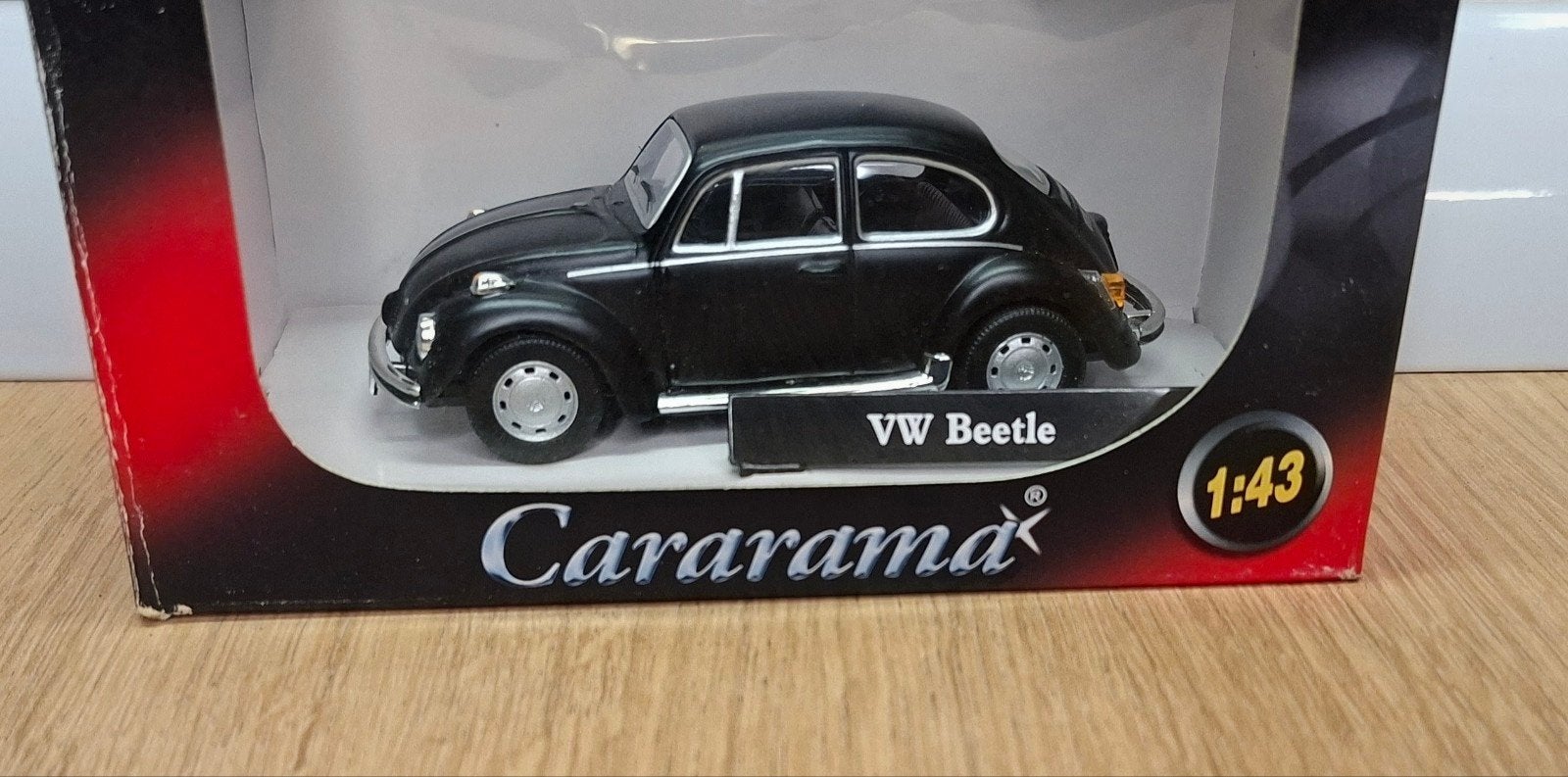 VW BEETLE 1:43 CARARAMA, Ophalen of Verzenden
