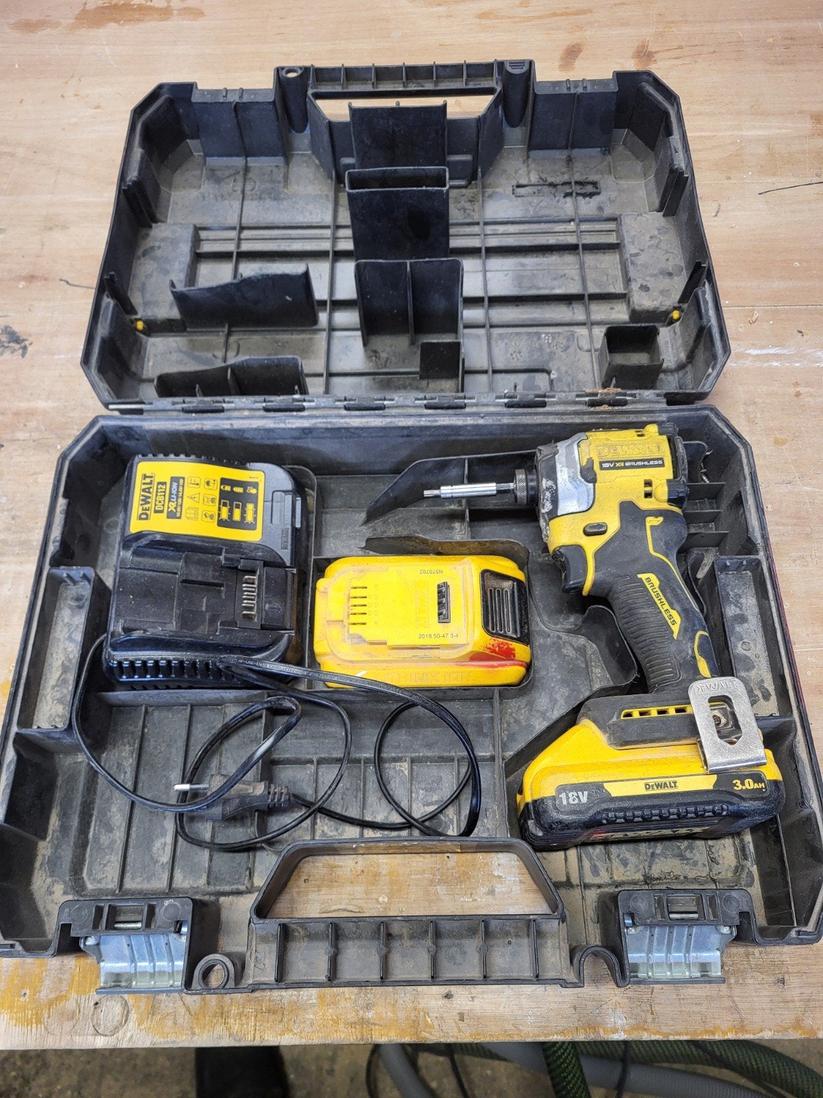Dewalt slagschroevendraaier, Ophalen