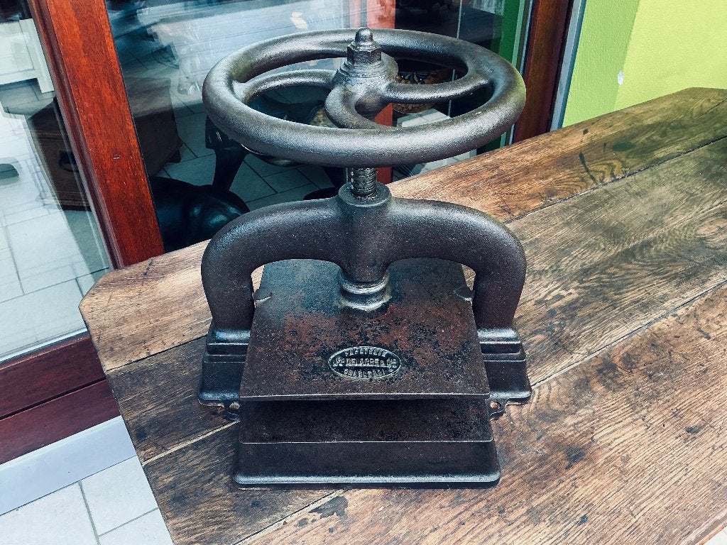 ANCIENNE PRESSE À RELIER EN FONTE, Antiquités & Art, Antiquités | Outils & Instruments, Enlèvement
